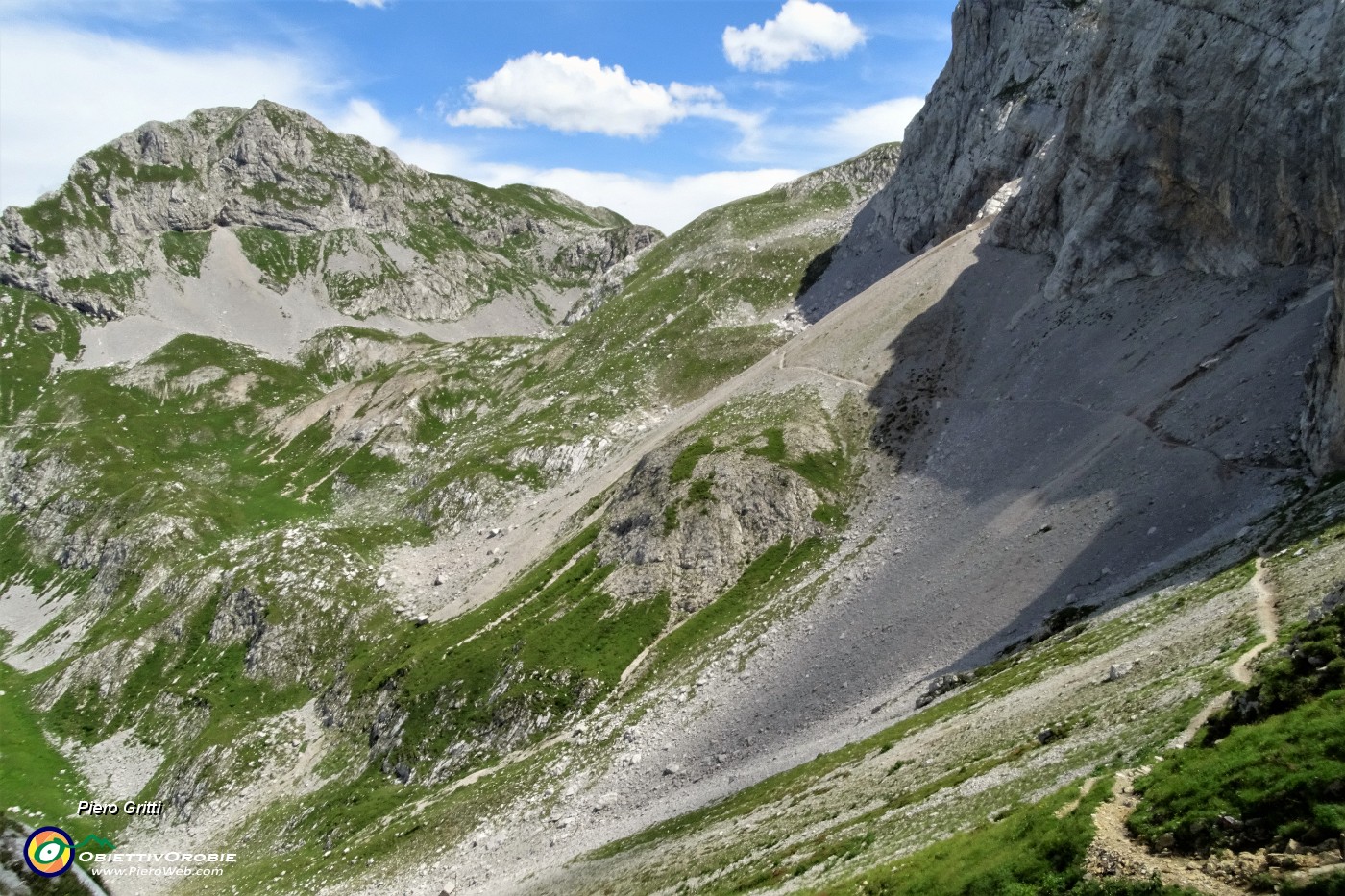 33 Dal Passo di Gabbia vista sul sentiero dei fiori nel Mandrone.JPG